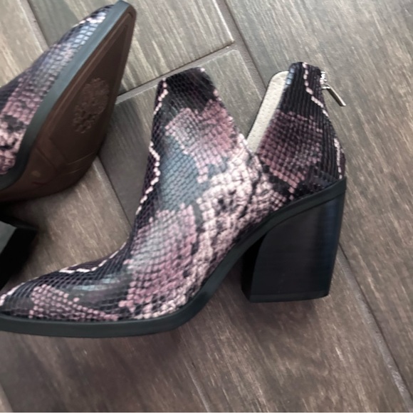 Vince Camuto Gigietta Leather Booties in Snakeskin Sz 8 - Picture 3 of 11